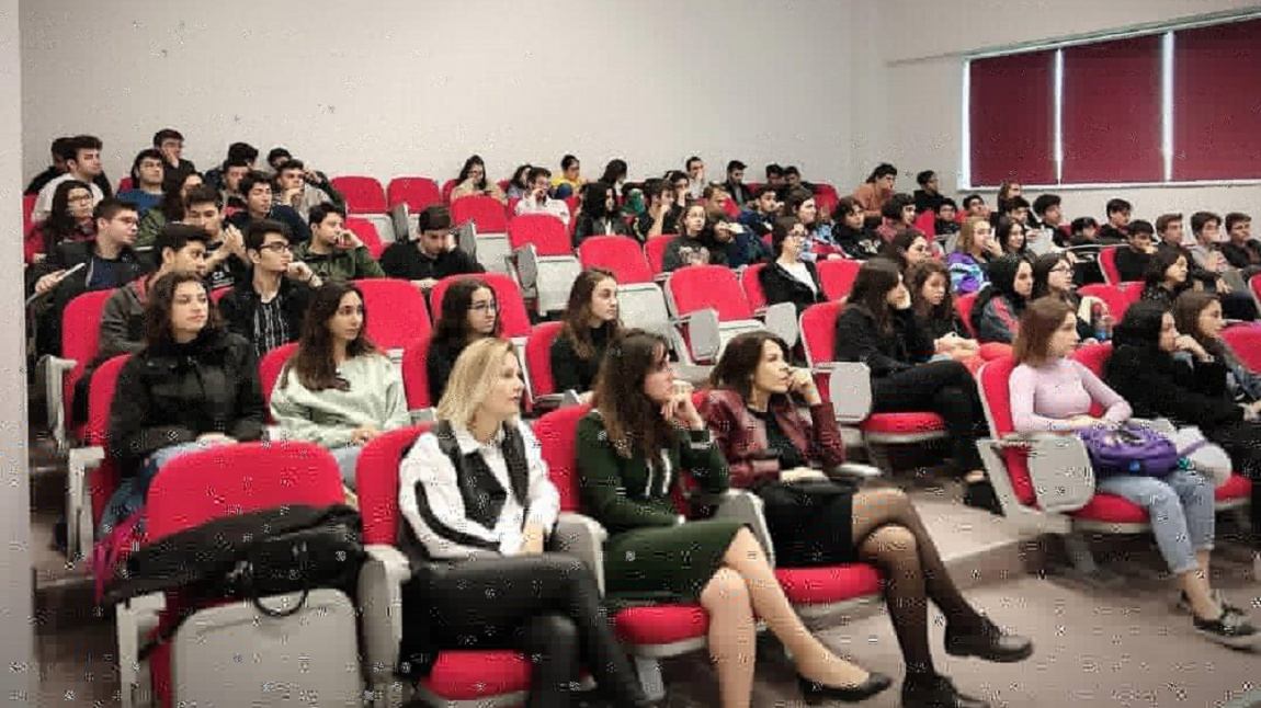 12.sınıf  öğrencilerimiz rehber öğretmenlerimiz eşliğinde Yeditepe Üniversitesini ziyaret ederek bölümler hakkında bilgi aldılar.