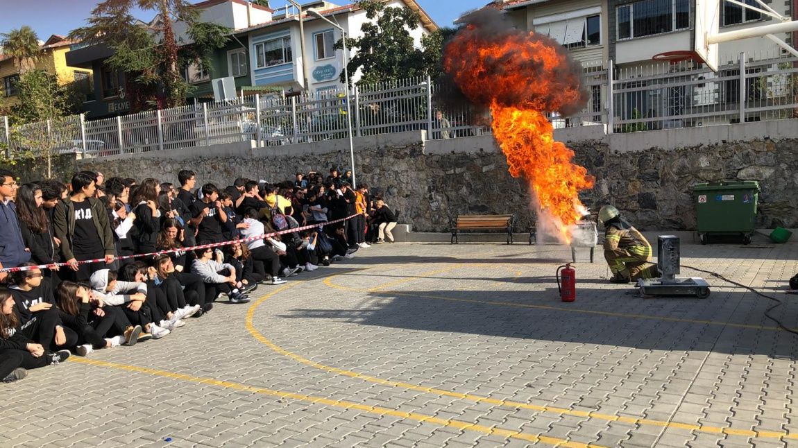 Kadıköy Belediyesi İtfaiye Müdürlüğü tarafından okulumuzda yangın söndürme tatbikatı gerçekleştirilmiştir.
